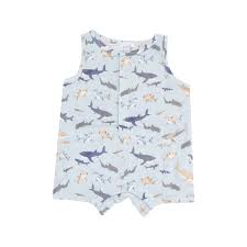 Adorable shark-themed shortie romper for babies, made of soft cotton with snap closures. Easy to wash, perfect for playtime (6-12 months).