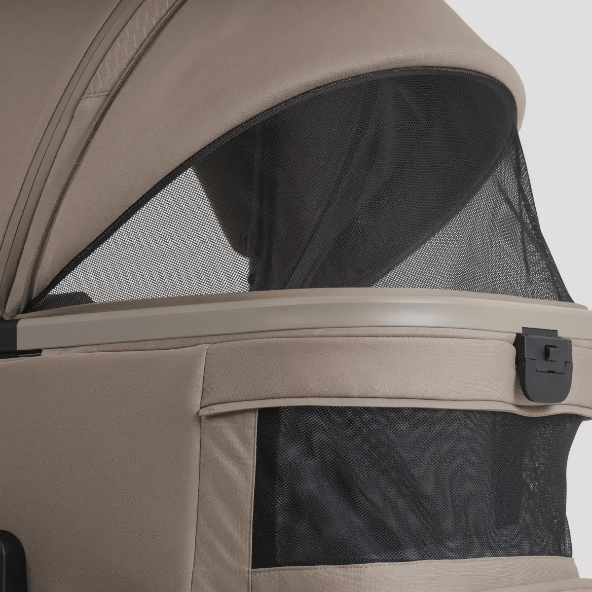 Cove 2 bassinet panoramic ventilation panel